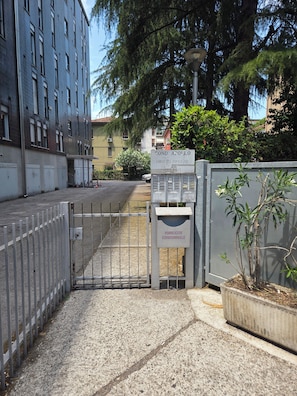 A gated entrance to a residential area with a sign indicating 'COND. APOLLO' and 'CORSO DEL POPOLO 146'. - Venice Gateway Apartments (Venezia)