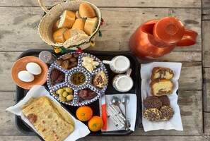 Bandeja con diversos alimentos como pan, huevos y pasteles.