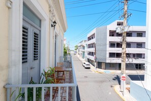 A balcony with a view of a street and buildings. - Nando's Place 5 - Charming 2BR Apt near Old San Juan and Beach (San Juan)