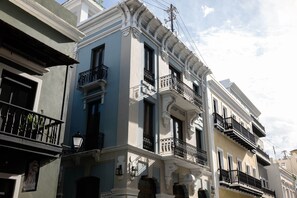 A multi-story building with balconies, a colonial-style facade, and a street view. - El Colonial, Superior Queen, Old San Juan (San Juan)