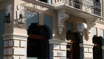Fachada de edificio con un letrero que dice 'El Colonial' y un código QR para San Juan 901.