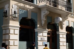 Fachada de edificio con un letrero que dice 'El Colonial' y un código QR para San Juan 901.