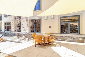 Outdoor dining/seating at the spa area. - 1+Den @ Monache w/ Luxury Amenities; Dog Friendly! (Mammoth Lakes)