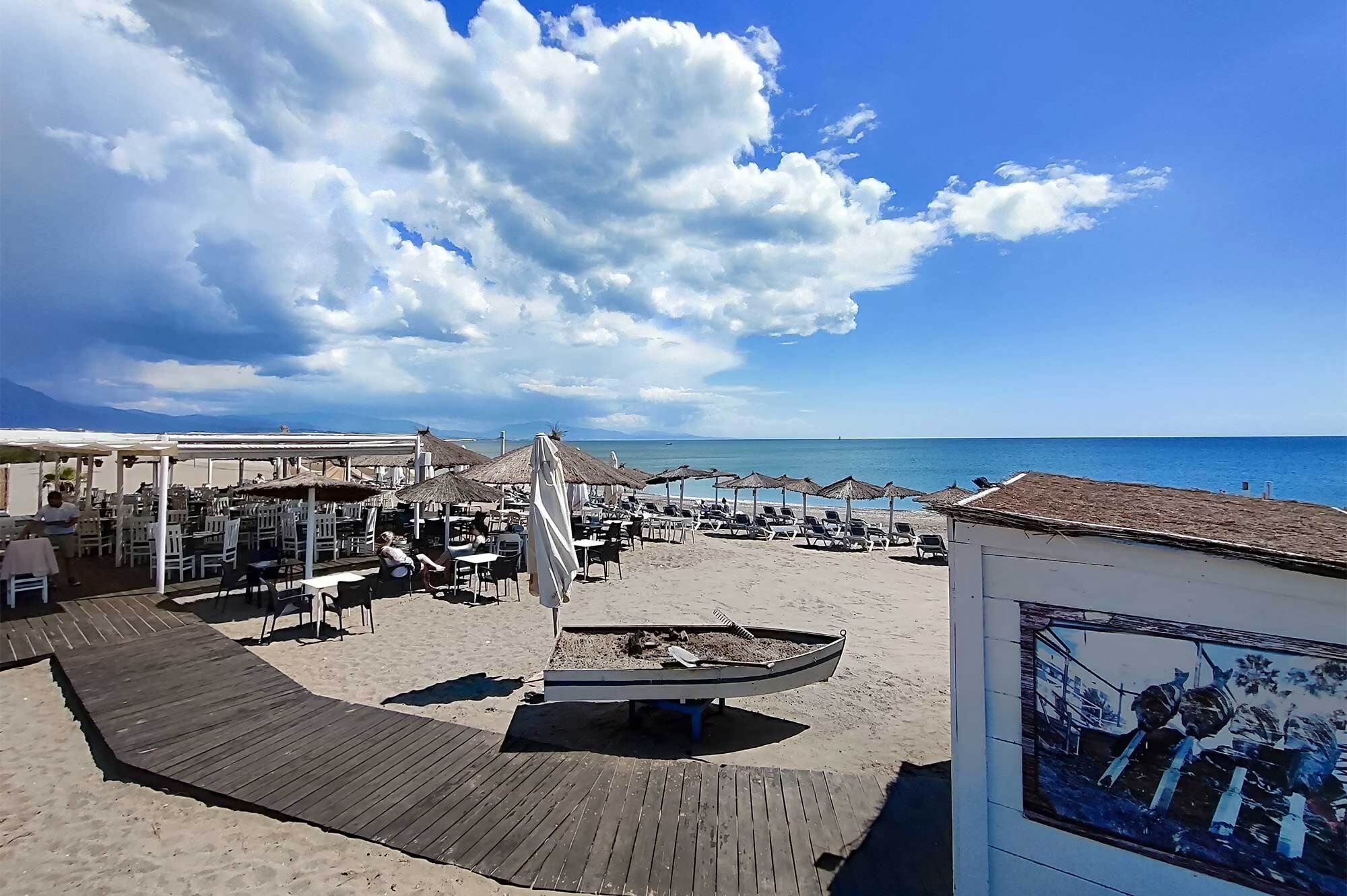 Un restaurante frente al mar con terraza y exhibición de barcos.