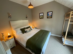 A bedroom with a bed, bedside tables, a lamp, and a bunk bed. - Cottage Sleeps 5 with Parking and Garden (Monaghan, County Monaghan,)