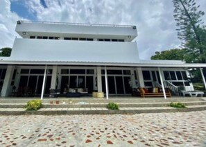 Exterior - Spacious 6-bedroom resort in lovely Malay with AC comfort (Malay)