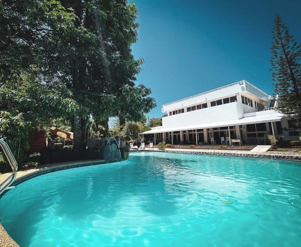 Pool - Spacious 6-bedroom resort in lovely Malay with AC comfort (Malay)