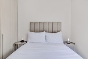 A bed with a headboard, two bedside tables, and two lamps. - New Listing (Bogotá)