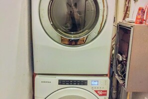 Eine Waschmaschine mit Frontöffnung, einem digitalen Display und einer Bedienkonsole.