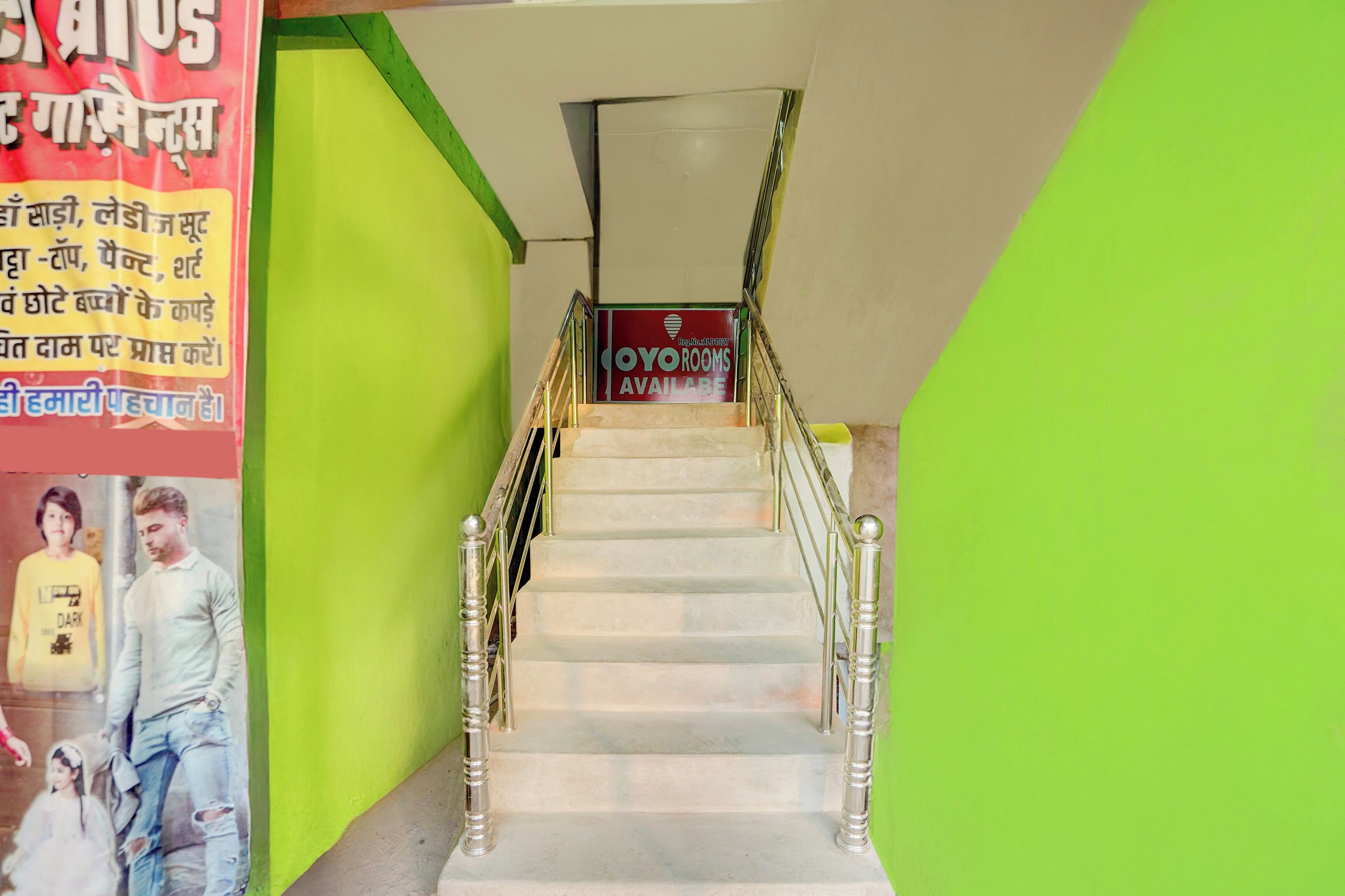Una escalera con barandillas de metal y un letrero que indica 'YOYO ROOMS AVAILABLE'.
