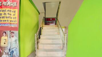 Una escalera con barandillas de metal y un letrero que indica 'YOYO ROOMS AVAILABLE'.