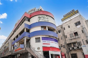 A multi-story building with signs for Hotel Raj Palace, HDFC Bank, and a GMS ATM. - Hotel O Raj Palace (Ahmedabad)