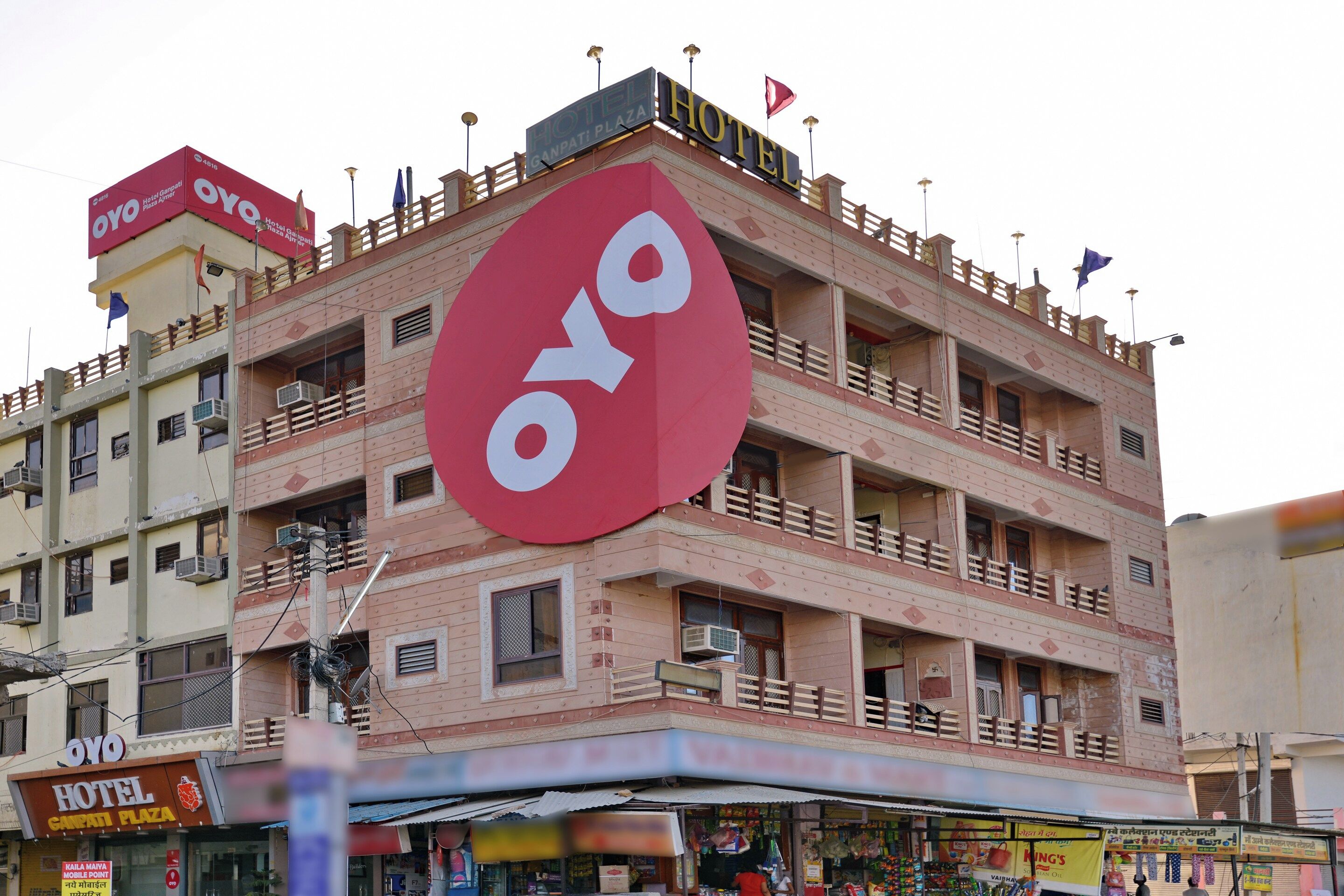 Un immeuble d’hôtel à plusieurs étages, dont la façade est ornée d’un logo circulaire bien visible.
