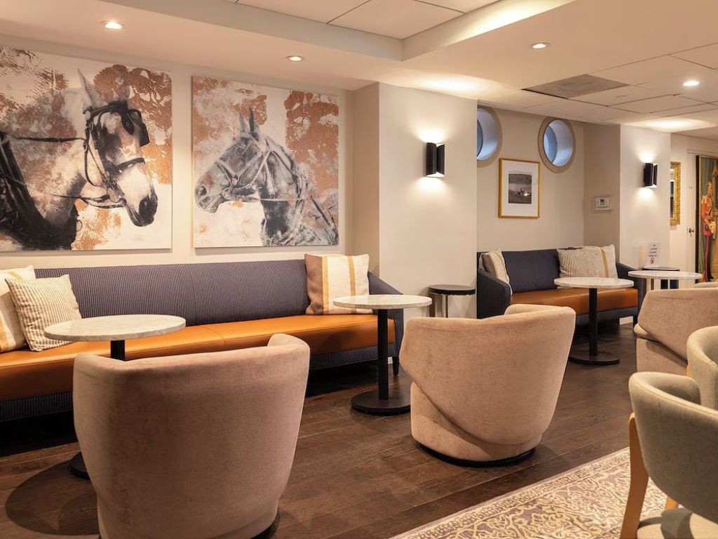 Ein moderner Lounge-Bereich mit Sofas, Sesseln und einem Couchtisch.