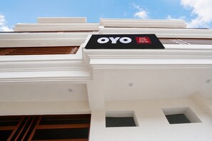 A hotel sign with the name 'OYO' and a label indicating it is an 'Avah Stay Inn.' - Hotel O Awadh Stay Inn (Soraon)