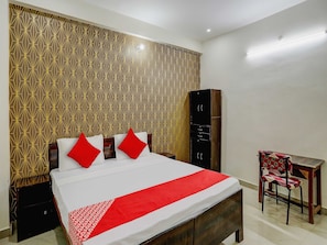 A hotel room with a bed, a wardrobe, a desk, and a chair. - Hotel O The Raghav Villa (Prayagraj)