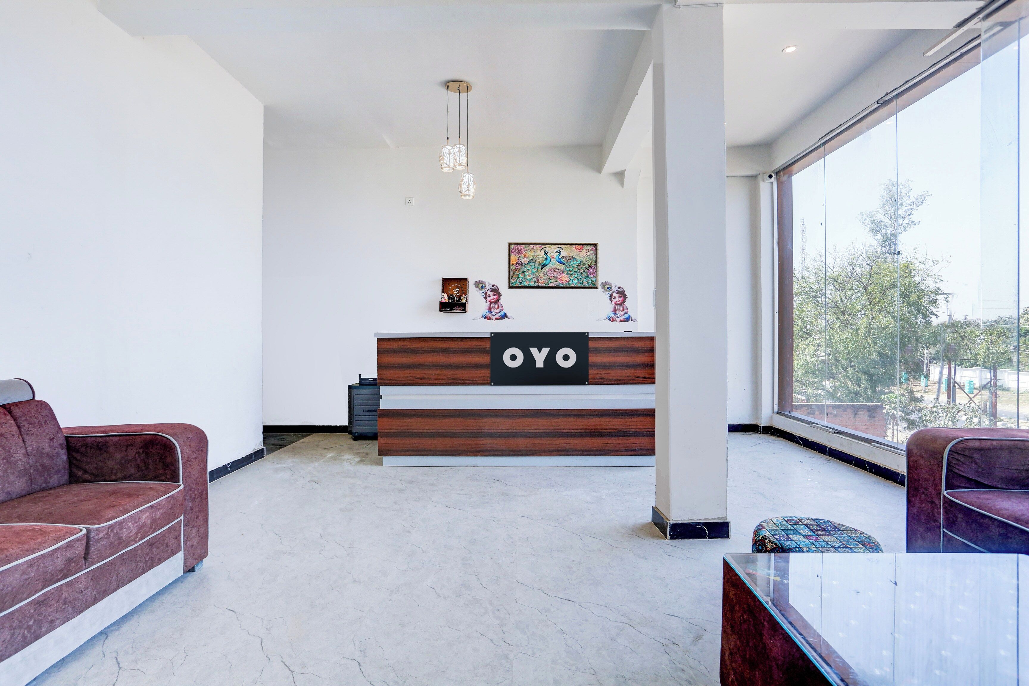 Bancada de recepção com acabamento em madeira e o nome 'OYO' em destaque.