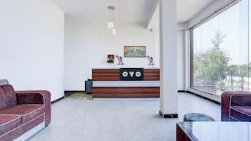Una recepción con detalles de madera y el nombre 'OYO' bien visible.