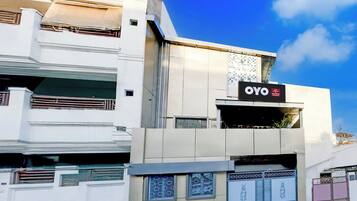 En moderne hotelbygning med et tydeligt skilt for OYO Hotel.