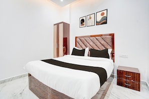 Een slaapkamer met een bed, een garderobe en een nachtkastje.