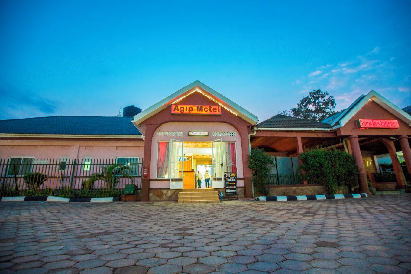 Un hotel con recepción, bar y restaurante.