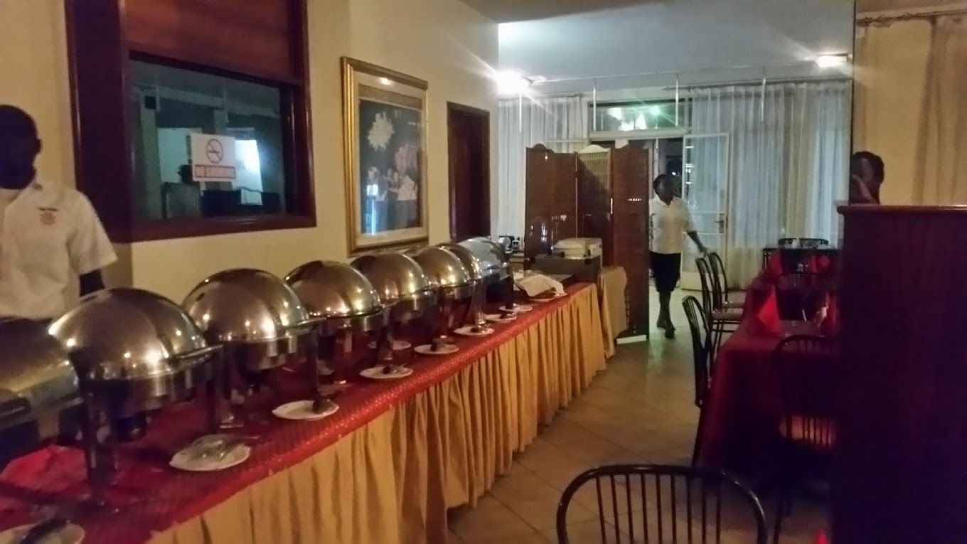 Montaje de bufé con varias estaciones de servicio de alimentos.