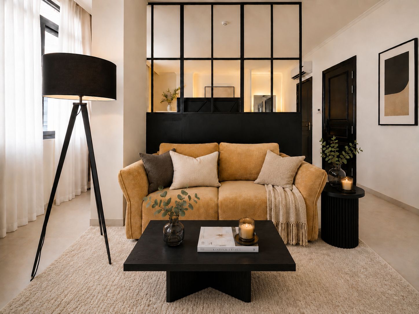 Un salon moderne avec un canapé, une table basse, un lampadaire et un téléviseur.