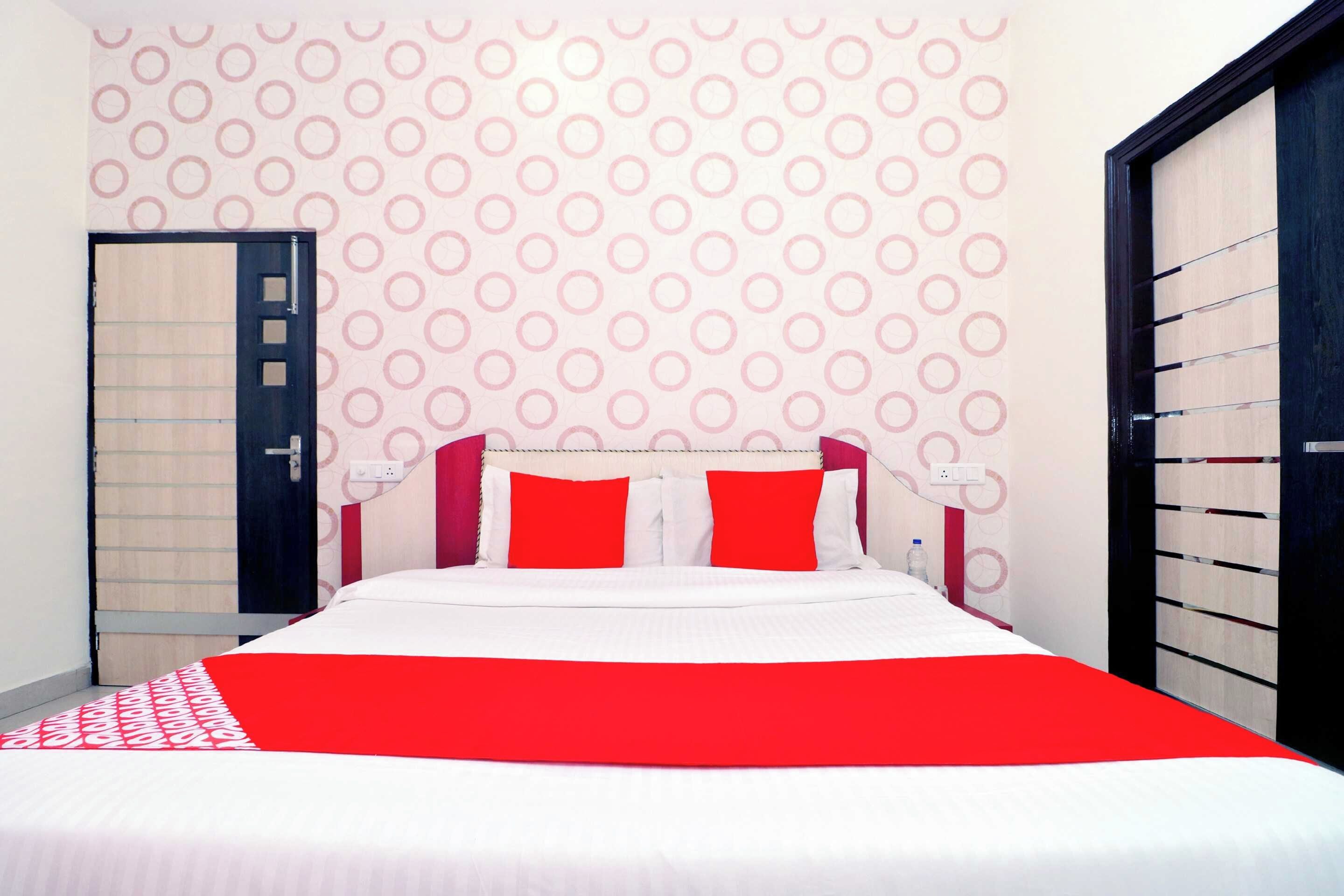 Una habitación de hotel con una cama, un armario y una puerta.