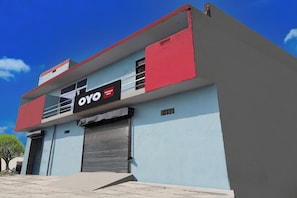 Un edifici modern amb un rètol que diu 'OYO Hotel' a la façana.