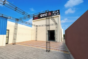 Entrada de hotel con un letrero que indica un salón de banquetes.