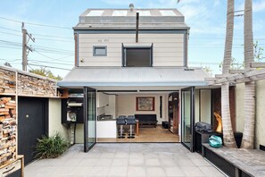 A modern two-story house with a covered patio, a kitchen, and a dining area. - The Curious Nook - Balaclava Stay (Balaclava)