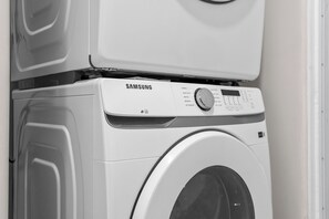Un lave-linge Samsung doté d’un panneau de commande et d’une porte à chargement frontal.