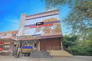 Un edificio con un cartel que indica 'Rishi Complex' y 'Oyo City View' hotel.
