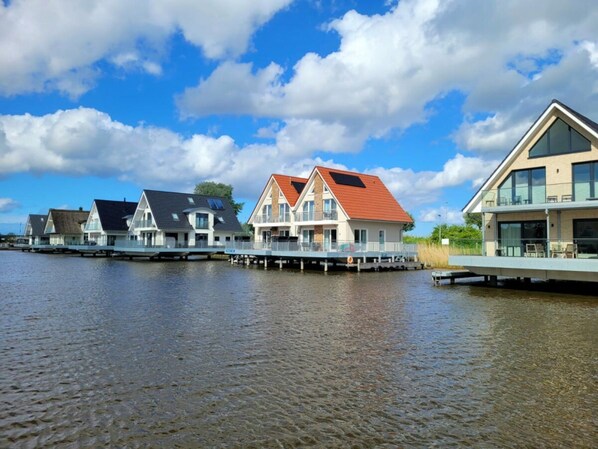 A waterfront property with multiple houses connected by walkways over water. - Sea Pearl Skartje (Wittmund)