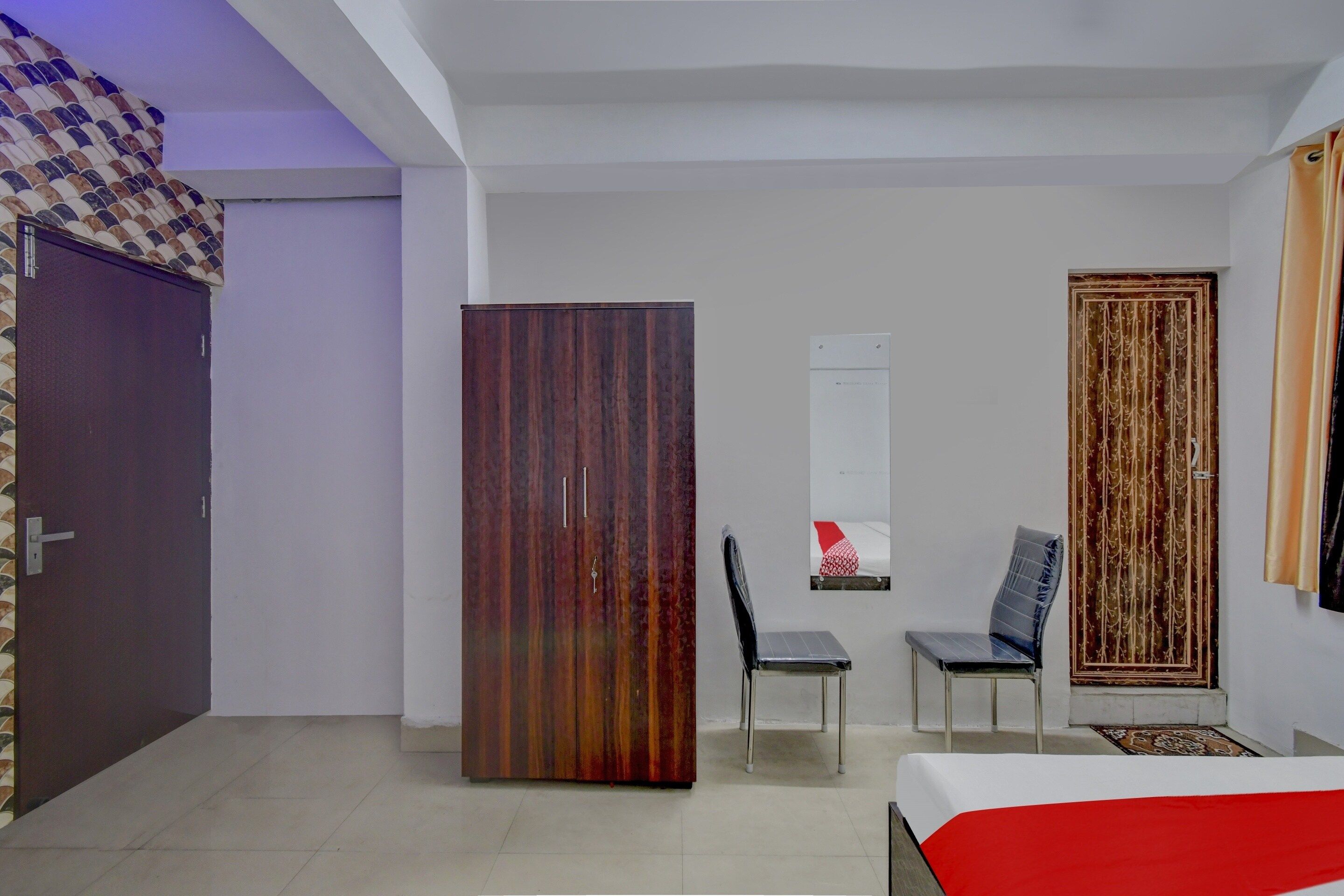 Quarto com cama, guarda-roupa, cadeira e escrivaninha.