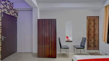 Quarto com cama, guarda-roupa, cadeira e escrivaninha.