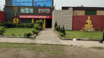 Um edifício moderno com uma placa indicando 'Hotel Hindustan Banquet'.