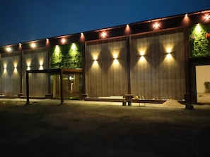 Un edificio con varias habitaciones, cada una iluminada por luces exteriores.