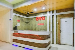 Una recepción con un letrero 'OYO', un ventilador de techo y una puerta marcada con el número 109.