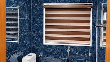 Un baño con inodoro, bidé y lavamanos.
