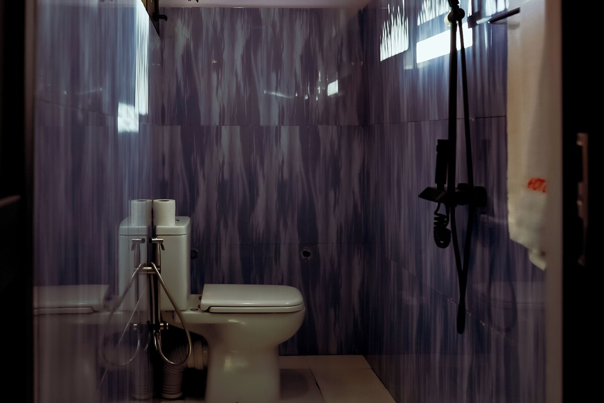 Un baño con inodoro, bidé y zona de ducha.