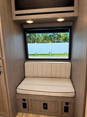 Interior - Cozy 1-bedroom mobile home in nice Keaau with AC (Keaau)