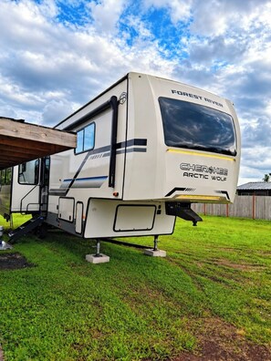 Property grounds - Cozy 1-bedroom mobile home in nice Keaau with AC (Keaau)