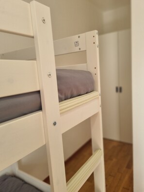 Una cama litera con un colchón y una almohada.