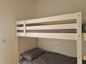 Una cama litera con una cama inferior y un colchón.