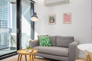 Living area - Central Melbourne 2BR - Pool, Gym & Free Trams (Melbourne)