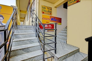 Eine Treppe, die zur dritten Etage des Sai Teja College führt, mit einem Schild für Manappuram Gold Loan und Ria Money Transfer.