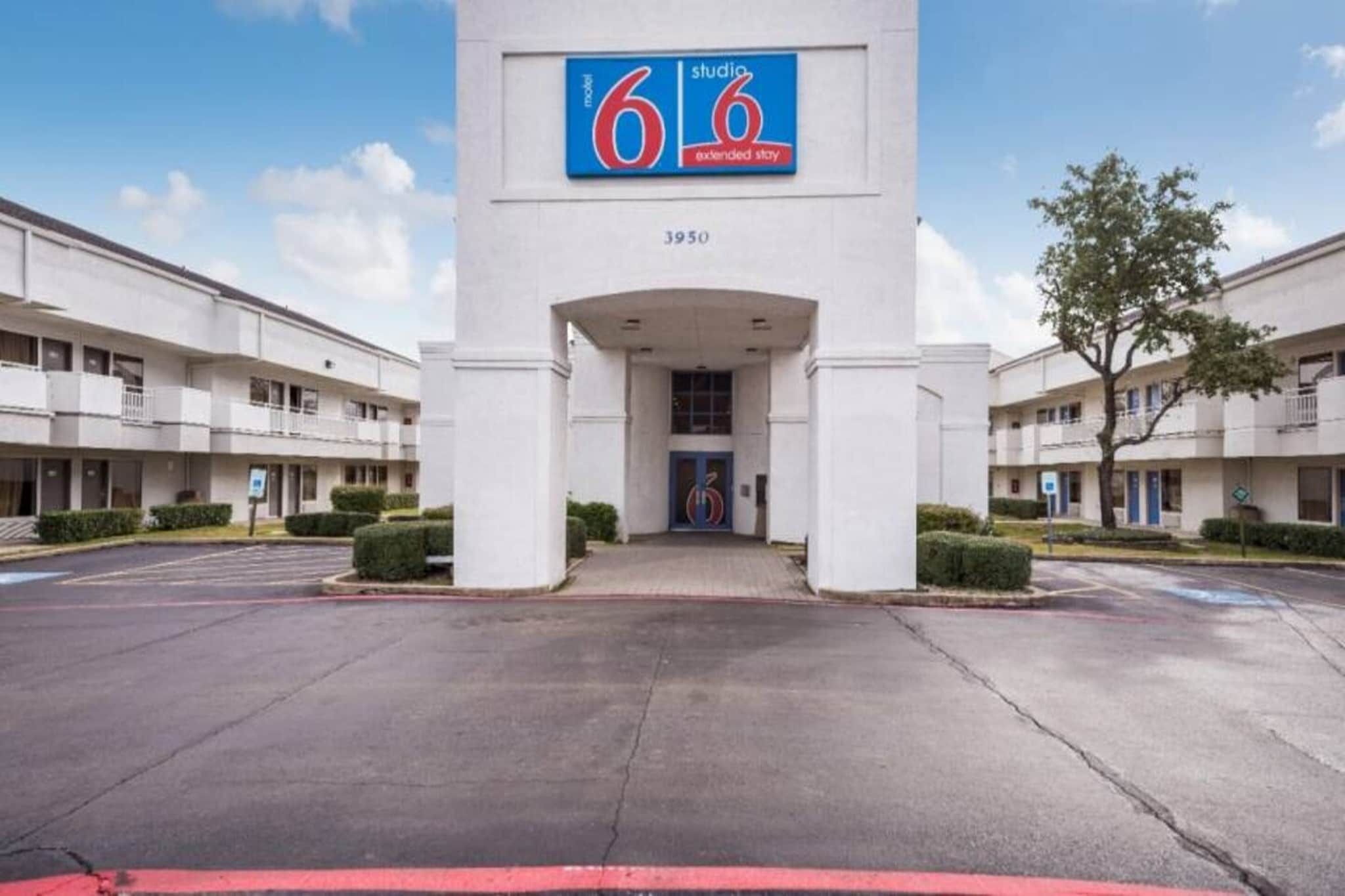 Un hotel para estancias prolongadas con 6 habitaciones, fachada moderna, entrada central y aparcamiento.