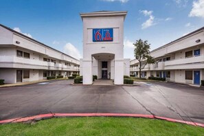A building with a central entrance and two wings, marked with the number 6. - 2 Queen Beds | Smoking, Micfridge (Irving TX)