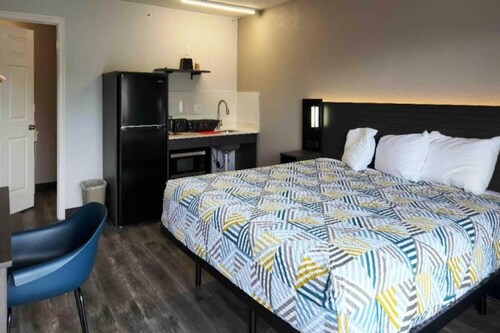 1 King Bed | Mobil Access Tub Nsmk Kitchen